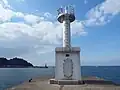 東港の白灯台