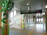 ホーム連絡通路には随所にエコステをイメージした木のアクセントが取入れられている。（2018年9月）