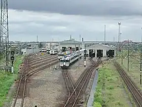西口側北寄り（往：新潟）には、新潟支社管内の気動車基地である新津運輸区がある。（2004年9月）