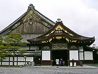 大入母屋破風と唐破風(軒唐破風)がある住宅建築二条城二の丸御殿(京都市中京区)。