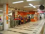 改札口。タイルにはステーションカラーの山吹色が使われている