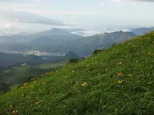 霧降高原から鶏鳴山や鳴虫山を眺める
