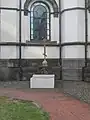 ニコライ堂の傍らにある八端十字架(日本正教会)