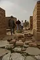 ニムルド遺跡の復元された街路を歩くユネスコのメンバーとアメリカ兵（2008年11月19日）