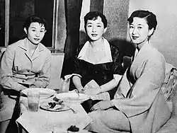 1954年に久我美子(左)、有馬稲子(中央)とともに「文芸プロダクションにんじんくらぶ」を設立した。