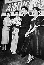 1955年2月5日に開かれた『亡命記』のロケ隊歓送パーティー。出演者の岸と佐田啓二と、二人を見送る久我美子と有馬稲子。