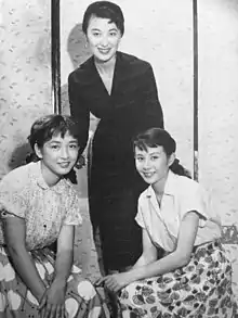 1954年に岸惠子(中央)、久我美子(右)とともに「文芸プロダクションにんじんくらぶ」を設立した。
