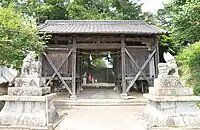 随身門(市指定重要文化財)建久2年(1191年)の再建という。覆屋は安政2年(1855年)に付設。