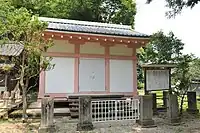 宝物殿重要文化財指定品等の宝物を納める。