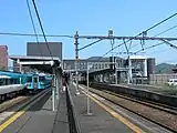 ホーム（JRのりばと丹鉄のりばが、柵で仕切られている）