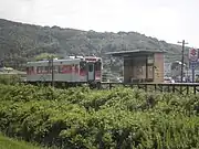 停車直前の列車（2013年8月、駅付近より）