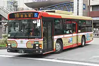 エルガとブルーリボンIIは、PKG-からヘッドライト形状が異なっていた(西東京バス)