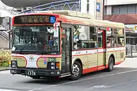 ヘッドライトが2灯式になったレインボーII（左：PDG-KR234J2）。エルガミオ（右：PDG-LR234J2）との識別が容易になった。（西東京バス）