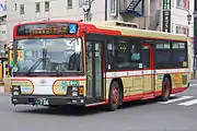 OEM / 統合車種の日野・ブルーリボンII(左:KL-KV280L1改)は、エルガ(右:KL-LV280L1改)とほぼ同一の車種である。(西東京バス)