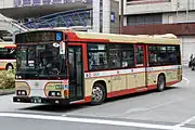 バスのフォグランプ装着車（左）と未装着車（右）。右の車両は移籍前の事業者の仕様で、フォグランプを未装着としている。（日野・レインボーHR）