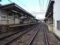 線路とホーム、新宿方面より府中方面を望む(駅舎改築前、2005年11月)