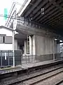 飛田給駅寄りのホーム端は中央自動車道と交差している(2005年11月)