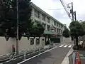 公道北側より校舎を見る（2015年6月13日撮影）