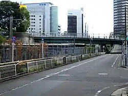 駅直上を通過する錦通（2016年8月）