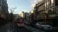 長野市街地を横断する錦町通り（長野市南千歳一丁目）。ながの東急百貨店に向かう車などで渋滞する。