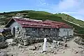 西駒山荘（改築前、2010年9月）、背後に将棊頭山の山頂