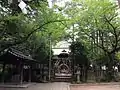 参道より拝殿を見る（2016年7月2日撮影）