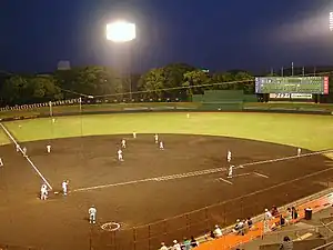 ナイトゲーム開催時の京都市西京極総合運動公園野球場(2005年5月4日当時、JABA京都大会・決勝戦、大阪ガス対NTT西日本)