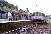 レールバス導入初期のホームとキハ10形（1985年）