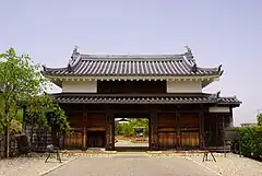 再建された鍮石門