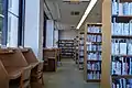 幡豆図書館の一般書書架