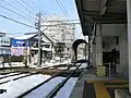 ホームから見た構内踏切。右側が改札口となる（2010年1月）