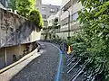 西新宿五丁目駅の裏では駐輪場として使われている。