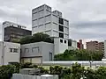 西新宿換気所（東側）。塔ではなく窓のないビルの形態。