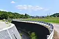 ダム湖の約2km上流の川下川と玉瀬地区の風景