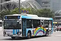 企業広告フルラッピング車の例。福岡都市圏のフルラッピング車は車両前面に広告ラッピングは施さないが、前面の縦帯が広告に合わせた色になっている。