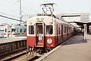 9次車モ6311971年製8次車（モ628 -）から前照灯がシールドビーム2灯式に変更された。なお、700形の登場時も同様である。（1975年 - 79年ごろ、西鉄小郡駅にて）