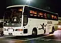 1996年導入の車両。西工SD-II。談話室付き・白夜行塗色・HAKATAロゴ入り。1994年から導入された車両は新モデルの92MCとなったほか、断熱性や静粛性を向上させるため側面窓の上下寸法を縮小している。すでに廃車。