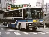 社番4318（三菱P-MS725S）かつて採用されていた「青特急色」と呼ばれる白地に青色濃淡帯塗装の車両。1987年式、2001年撮影