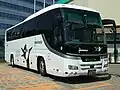 2011年に導入された日野セレガ。4列シート車で、通常は「はかた号」には使用されないが、増便時やエアロキングが検査の際などにエコノミーシート用車として使用された。現在は豪華貸切バス「GRANDAYS」に改造された。