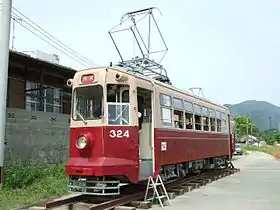筑前山家駅構内に展示されていた頃の324(2008年撮影)