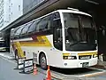 1997年導入の「ムーンライト」塗色の車両。西工SD-II。新宿高速バスターミナルにて。かつて「ムーンライト」など比較的短距離の夜行路線で使用される車両はこの塗装で導入されていた。通常「はかた号」には使用されないが、続行便で使用される場合があった。すでに廃車。