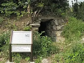 高安古墳群に属する二室塚古墳(大阪府八尾市)の石室羨道開口部分