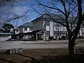 西北より