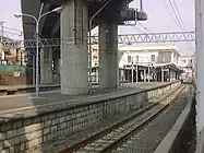 ホーム上に建つ新幹線の橋脚(2007年1月)