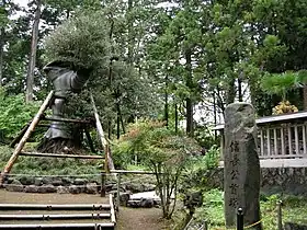 静岡県富士宮市の西山本門寺の信長公首塚（写真左側）