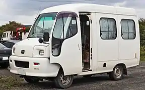 左側ドアはスライド式