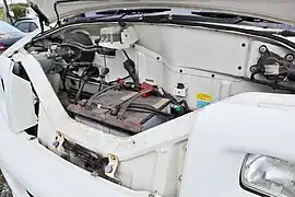 ボンネット内部エンジンやラジエーターは運転席床下にある