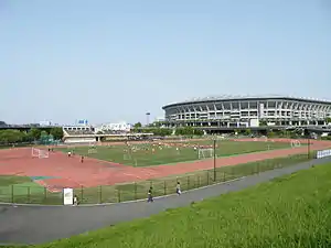 小机競技場と横浜国際総合競技場（新横浜公園）（2011年5月）
