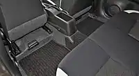e-POWERバッテリー搭載位置走行用は前席フロア下(左)補機用は工具類と共に荷室フロア下(右)
