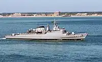 モッドフラッグ改装後の「コンスティトゥイサン」レーダーが換装されたほか、艦尾の4.5インチ砲はアルバトロスPDMS用の8連装箱型発射機に換装されている。